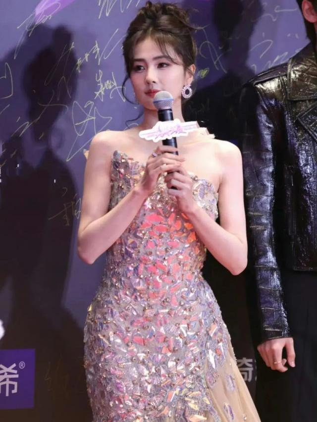 年末红毯大比拼：女星们为争咖位火力全开