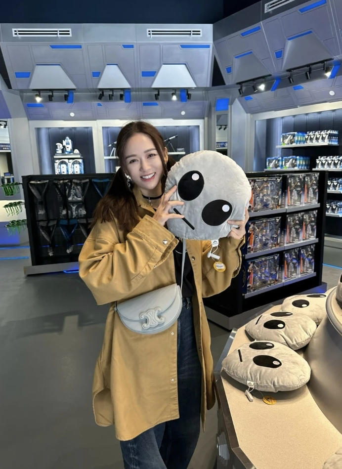 陈乔恩|向华强夫妇探班影帝，向太与郭富城拥抱，抚摸梁朝伟脸颊气场强大