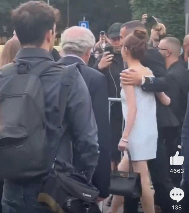 当红女星穿中式衣冠不整,扣子没系裤腿脏,和老外勾肩搭背惹争议