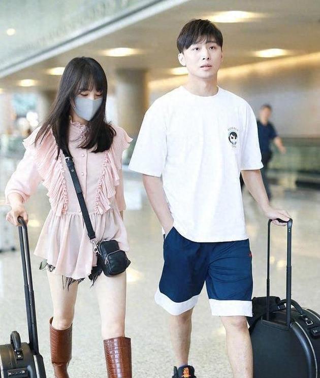 有种“整容”叫郑爽退圈,被封杀两年后,再次出现,她发胖秃头像换了一个人