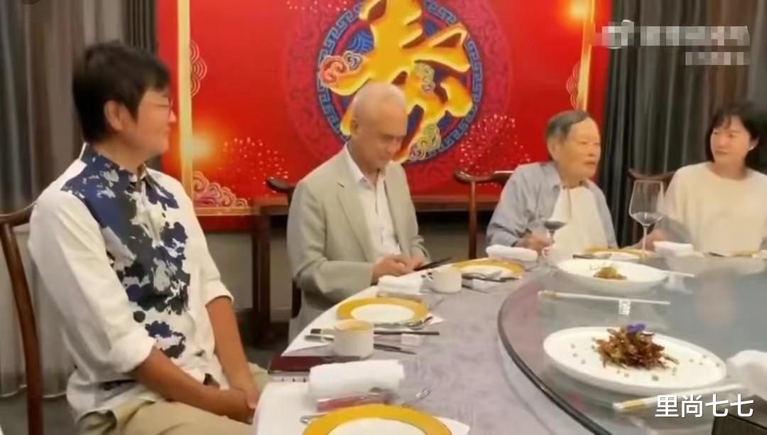 穿衣搭配|杨振宁百岁寿诞!孙楠小学生坐姿很抢镜,小54岁娇妻剪短发好温柔