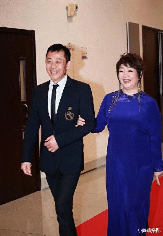 看了萨日娜和鞠萍才明白：只要会打扮，中年发福照样优雅又贵气