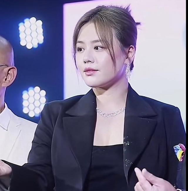 马思纯|马思纯新年晒近照，麻杆腿，锥子脸，又回来了颜值巅峰期