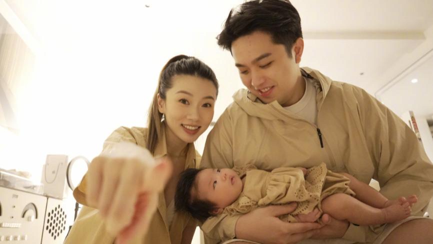 程晓玥|程晓玥产后首晒全家福，穿亲子装过儿童节，老公超帅满月女儿好萌