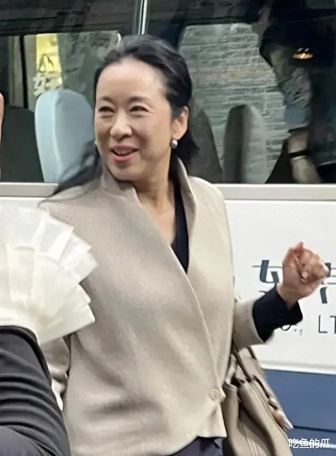 朱玲玲65岁不整容也自信，不以白为美，出门素颜，气质祥和安定