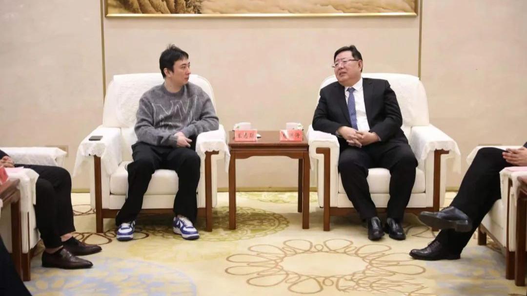 纨绔子弟只是表象？王思聪会见市委领导，穿休闲装被嘲不正经