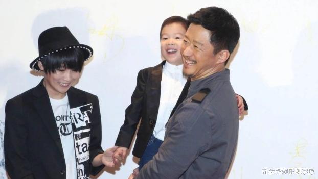 吴京|吴京要开家长会了，谢楠曝儿子备零食讨好爸爸：放过我吧