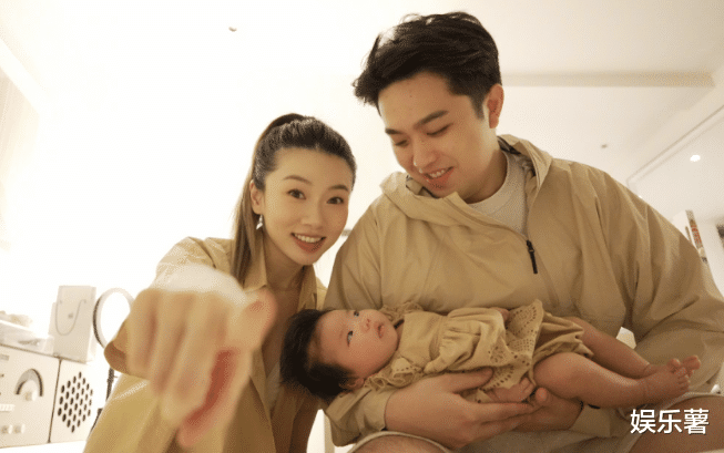 程晓玥晒带娃日常，小公主穿800元T恤精灵可爱，一日六餐吃母乳