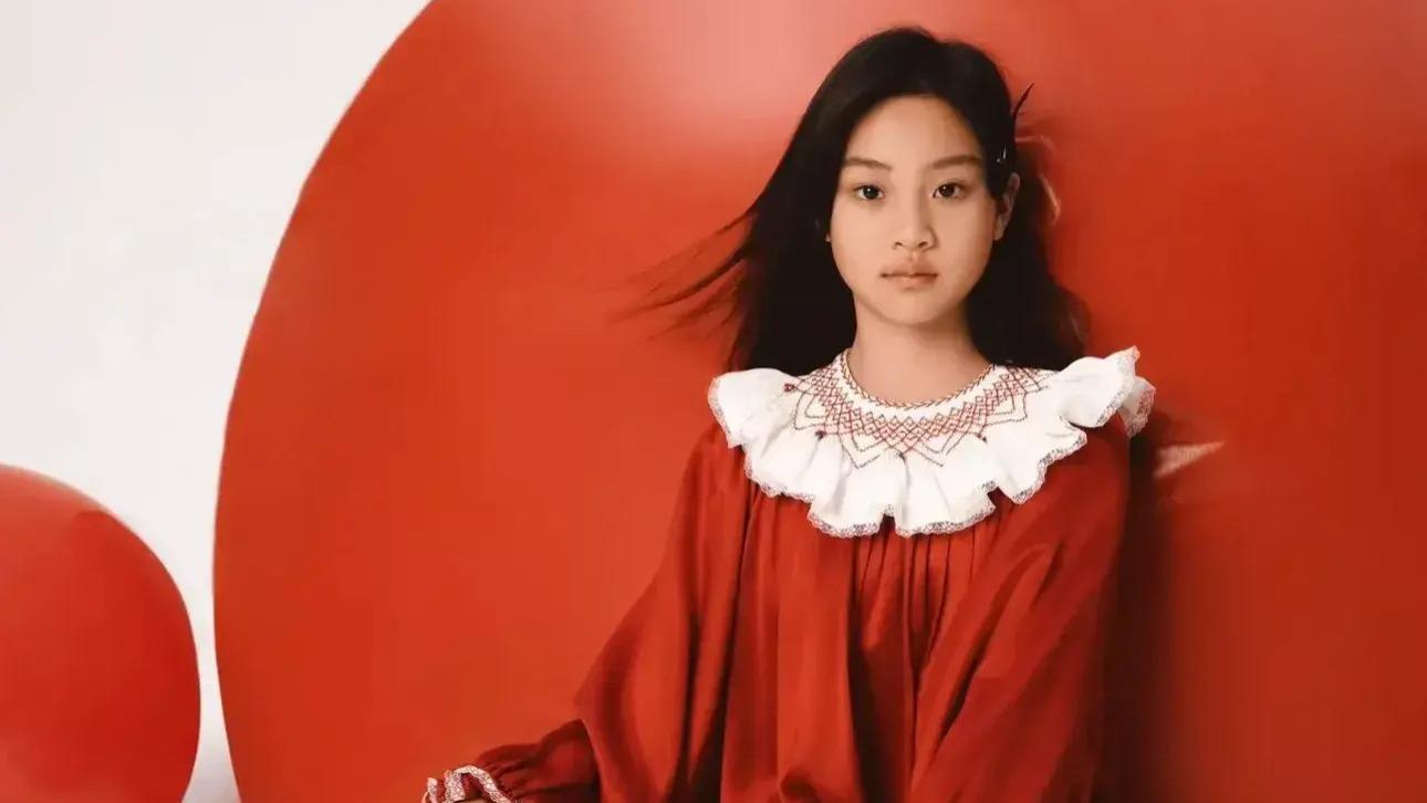 11岁甜馨杂志封面大片流出，模样大变认不出，网友：太像妈妈了