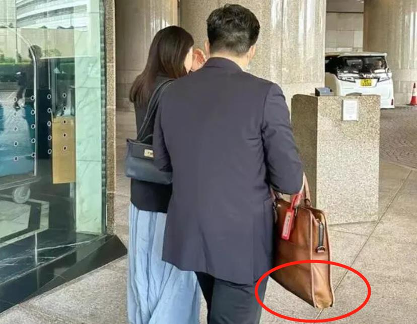 郭晶晶|郭晶晶亲自接丈夫下班,不带保镖走回家