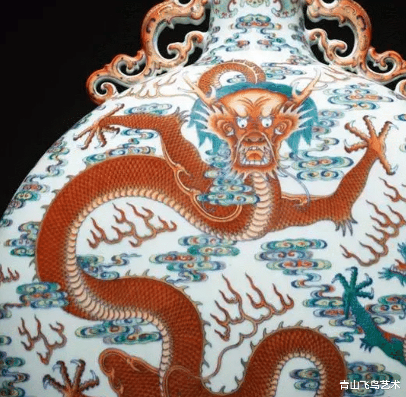 斗彩|五月最高成交价的瓷器乾隆斗彩苍龙教子抱月瓶 成交价1.08亿港币