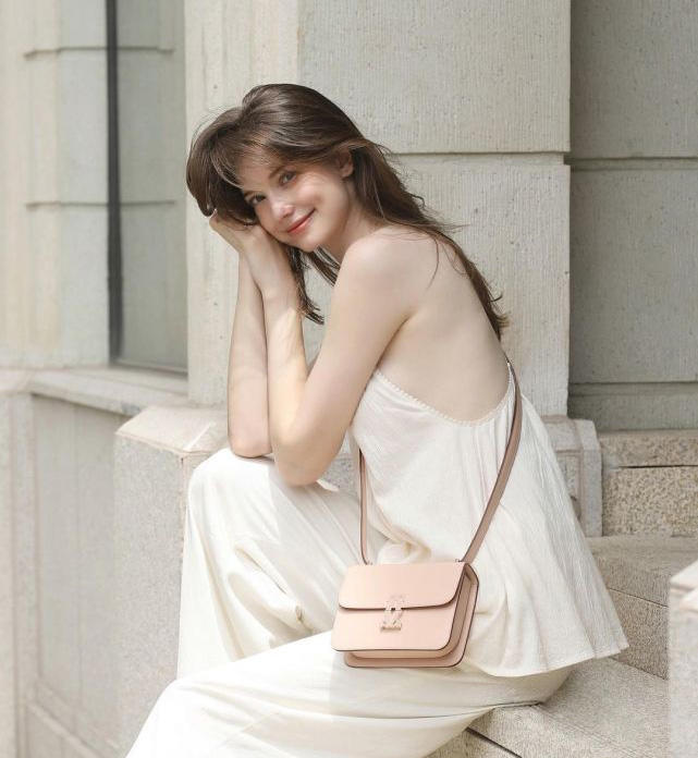 女孩|混血女孩爱练瑜伽，完美颜值身材吸粉20万，4个动作打开胸腔！