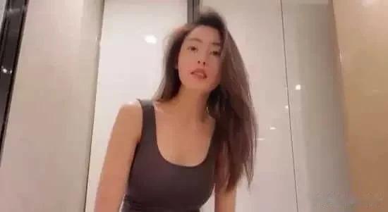 张天爱又秀腰又秀腿，简单一件背心穿出饱满感，手腕过档比例真好