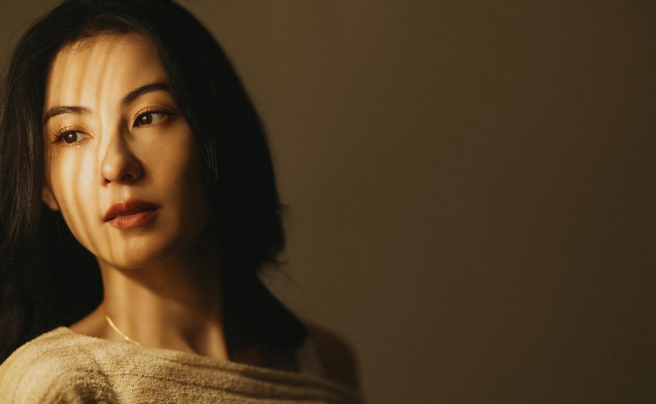 张柏芝孙东海泳池“约会”,黑色泳衣依旧性感,男方却无视三娃!