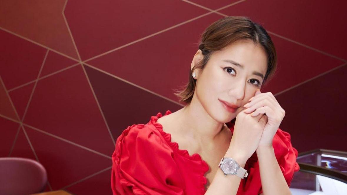 关颖44岁前表嫂公开恋情，离婚7年在交往新男友，男方身材高挑