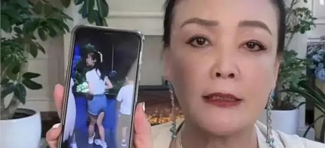 张兰晒孙子孙女游海洋馆画面,小玥儿穿新衣服很漂亮,S妈也来了