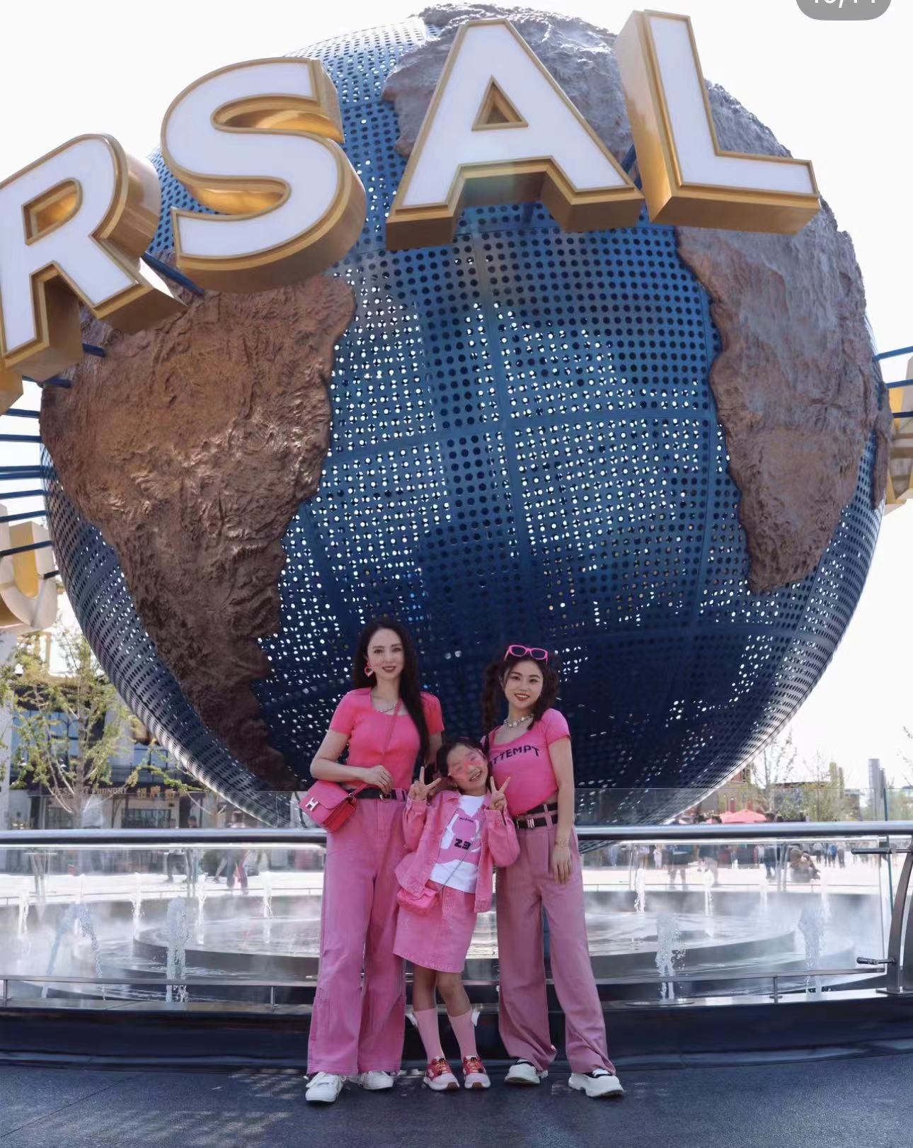 44岁董璇与前夫疑复合！一家3口同游影视城，多名闺蜜助阵显温馨