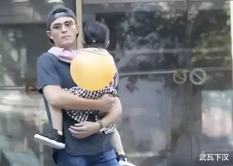 霍建华重回内地拍戏引热议，现在才发现，他是真聪明，体面又清醒