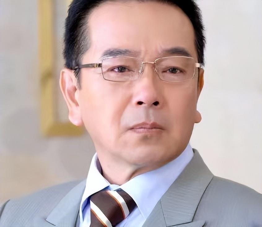 隐婚30年零绯闻，长期吃剩饭菜，一件衣服穿35年，却因直播被骂哭