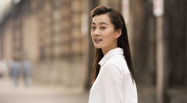 徐梵溪:没有婚姻,也没有孩子,男友花5亿娶李小冉,她低调成全