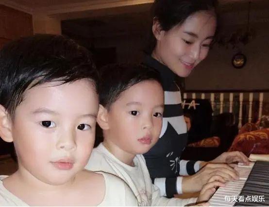 戏里演母子，戏外倒追丈夫5年，婚后生双胞胎，取名“一模一样”
