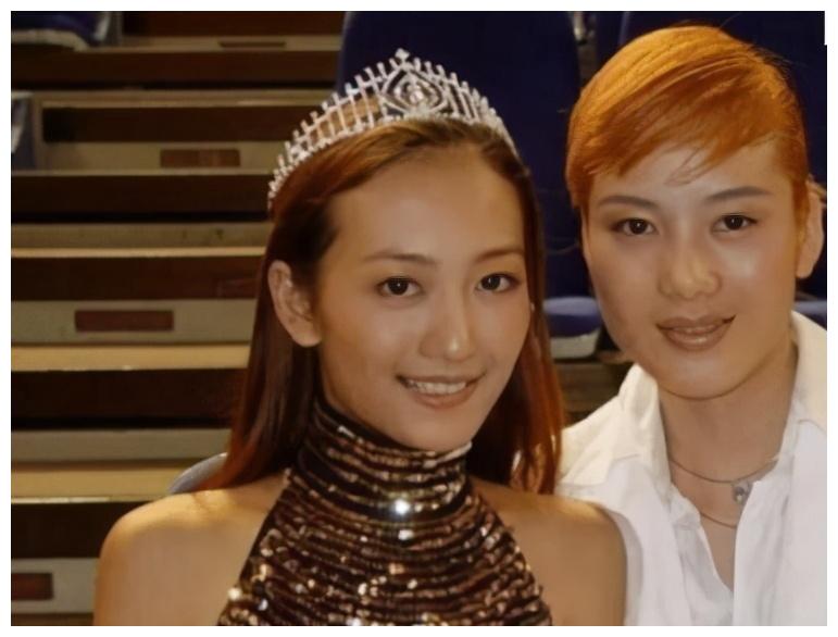 王鸥晒化妆照官宣复工：一月最后一天，春节倒计时