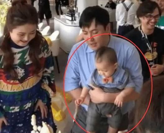 沈腾|沈腾带妻儿聚餐!喝多酒脚步虚浮哈欠连连,王琦身材发福似路人