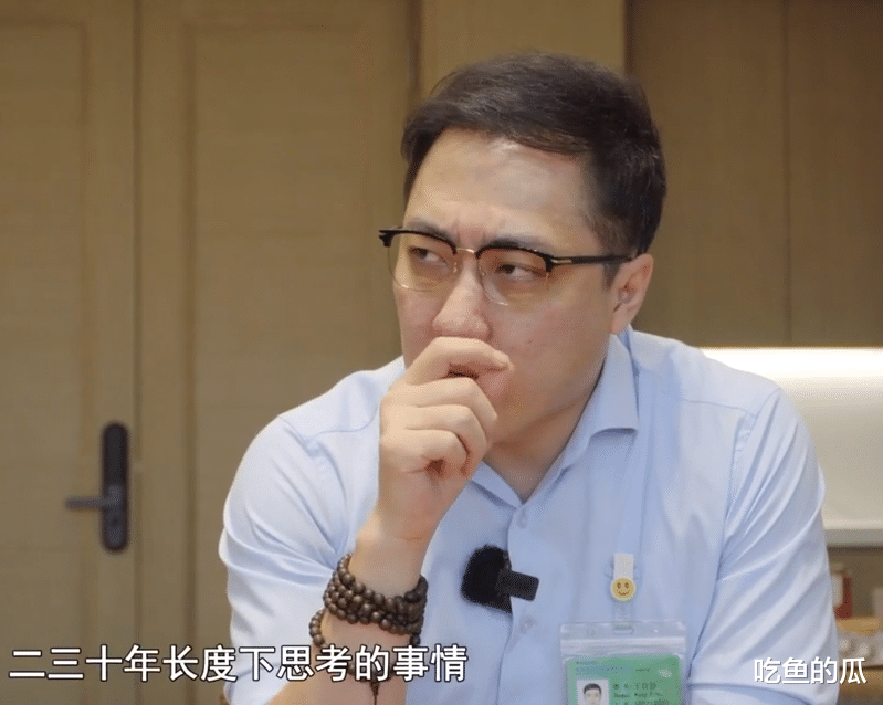 董明珠回应绯闻,王自如被嘲讽,网友挖出他办公室藏避孕套