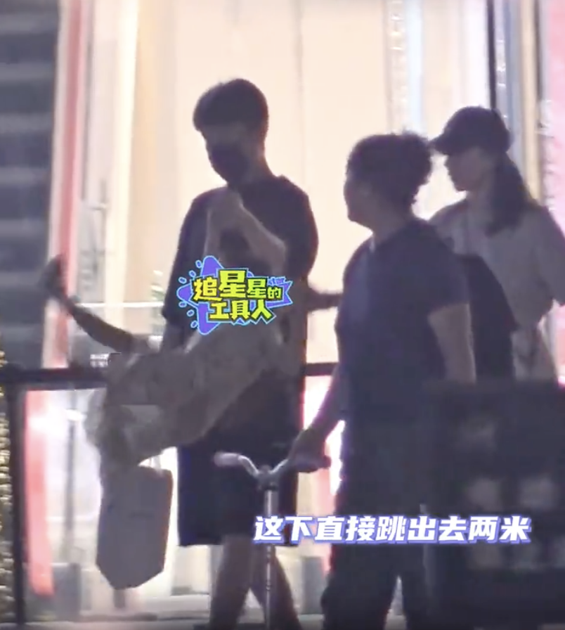 高圆圆独自带女儿逛超市，跪地上看成分表，身边无保姆保镖超低调