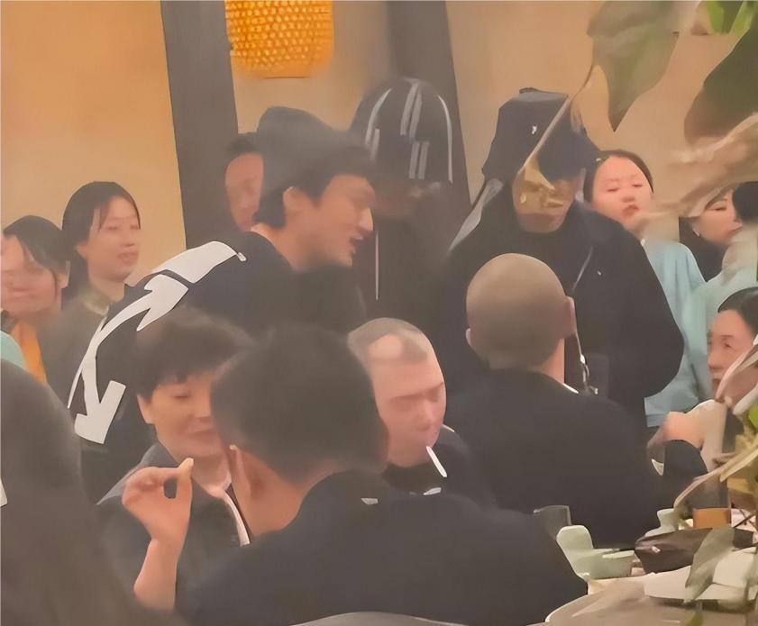 冯小刚聚餐敬酒被忽视，起身离席怕尴尬，餐后被拍在苍蝇小馆独酌