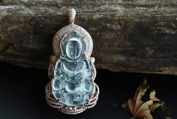 买下的一块蒙头料原石，意外切出冰种雪花棉！