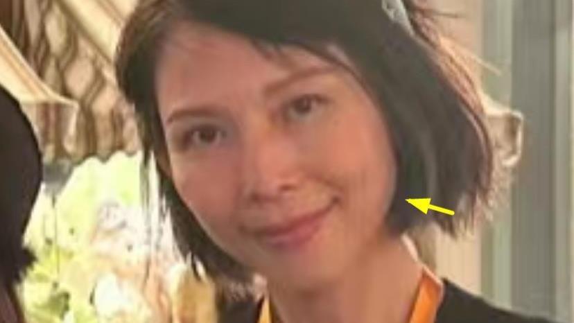 50岁蔡少芬迪士尼被偶遇，一身行头近4万，素颜比张晋年轻10岁！