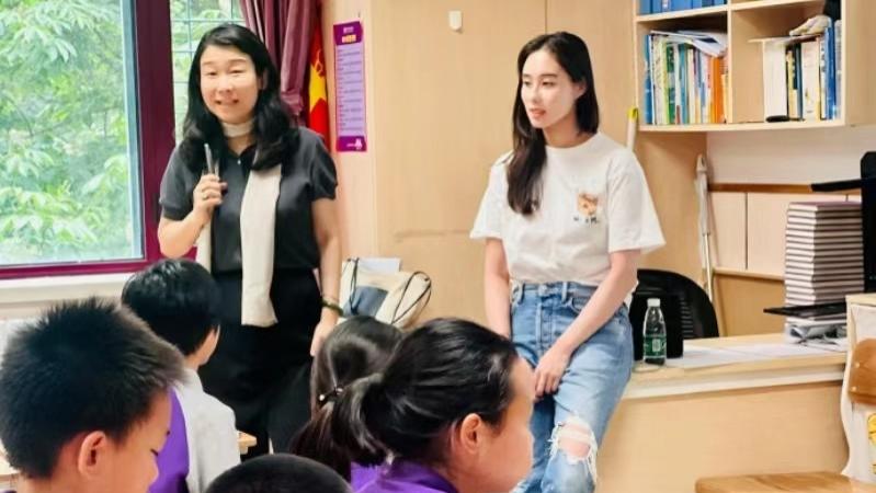 何超欣|赌王千金何超欣第一次上台讲课，穿破洞裤，披散着头发还坐桌子上