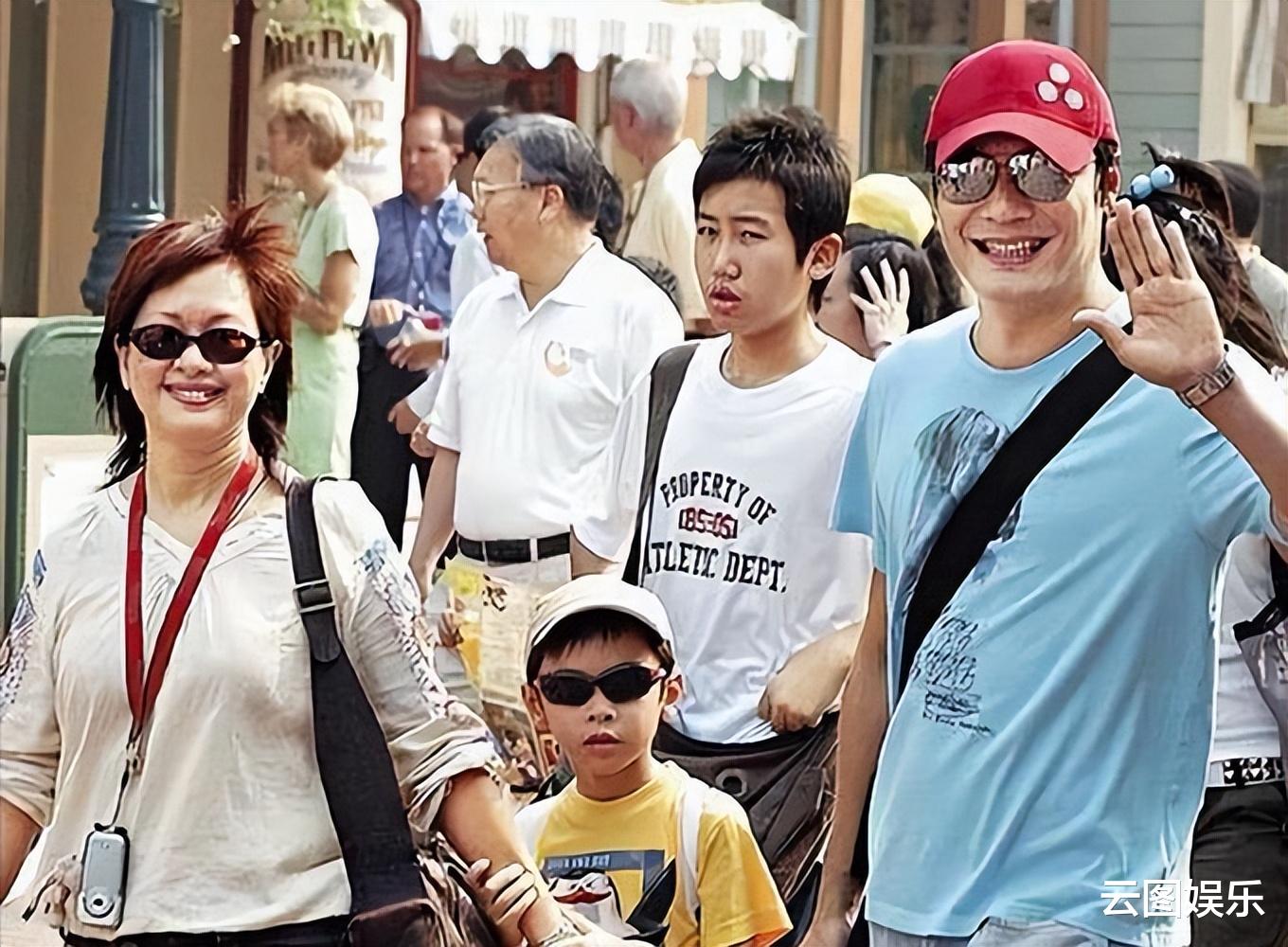 罗嘉良|罗嘉良携妻女回港过年!60岁站街头打扮朴素,已定居北京住别墅