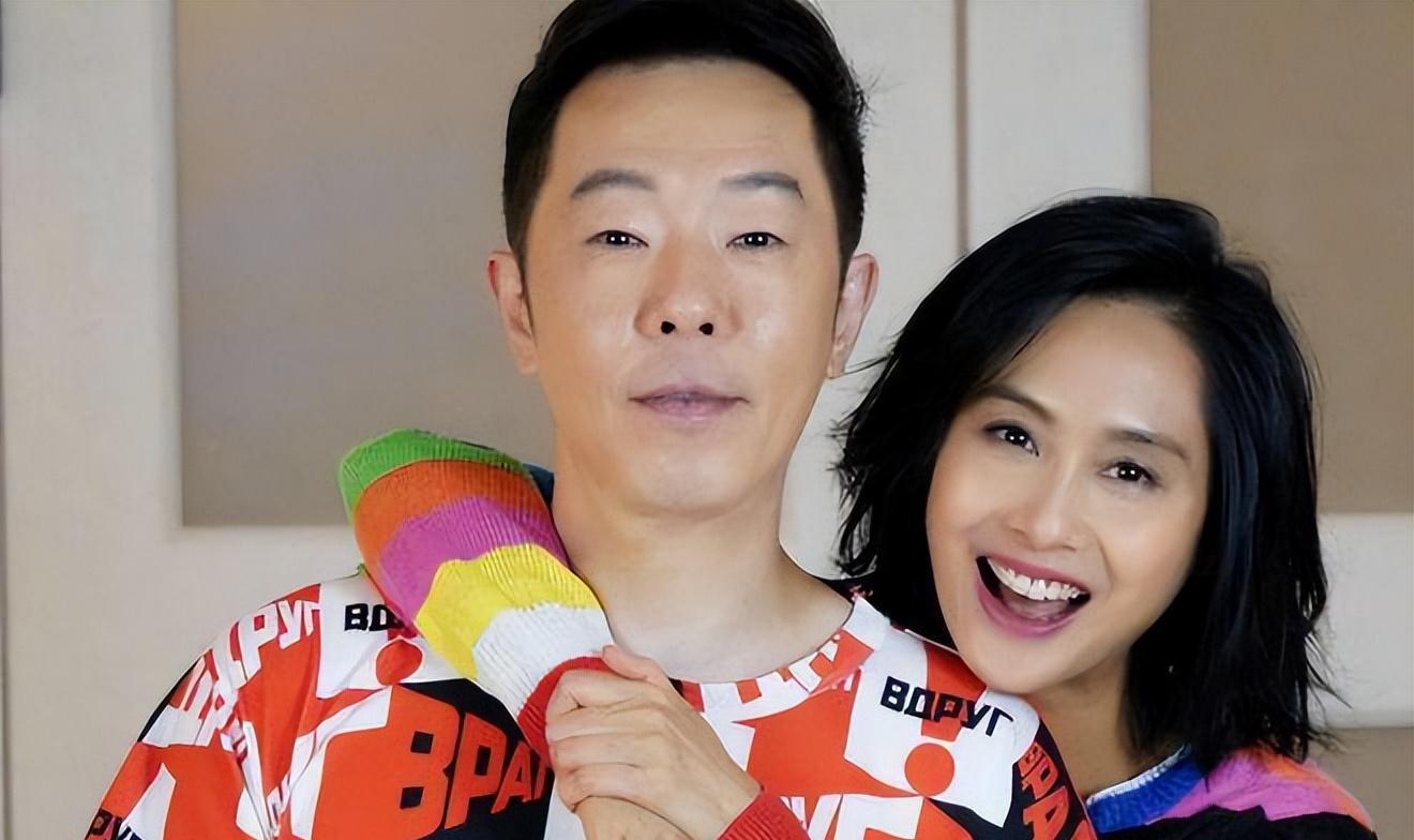 52岁朱茵现状：住深山残屋，开97年破车！活成了娱乐圈的“笑话”