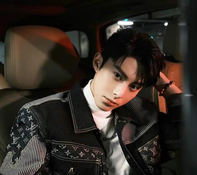 王鹤棣|王鹤棣努力减肥，为演绎电影《抬头见喜》，太拼了