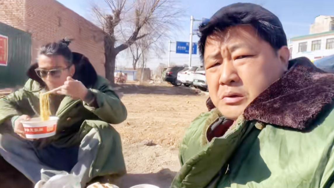 港星孙兴驰援甘肃灾区！穿军大衣请灾民吃拉面，现场还送羽绒服
