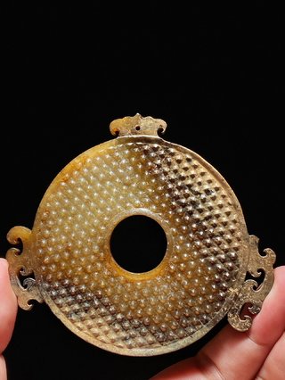 |战汉 和田玉沁色 蒲纹 出廓玉璧