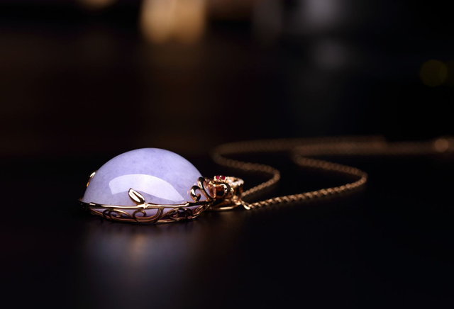 沉香|紫罗兰翡翠为什么更容易见光死?可见光谱里给了我们答案