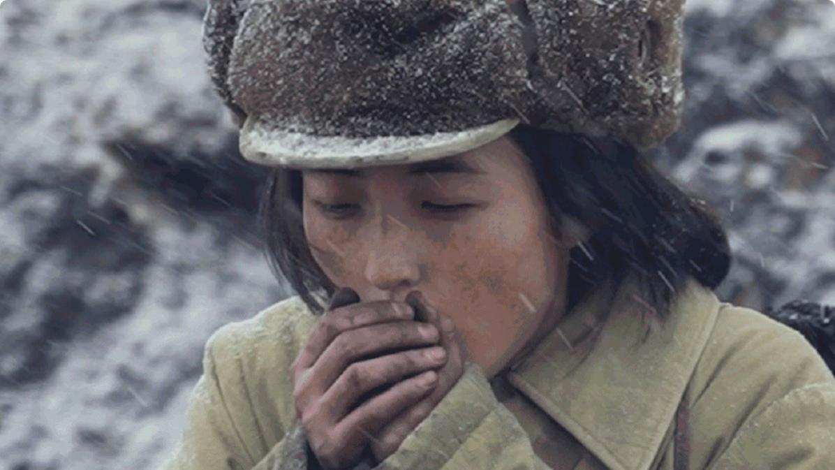 吃饭做作别硬演！《志愿军》张子枫一出手，带来教科书式“干饭”