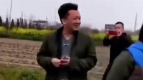 郁钧剑|真大方！郁钧剑回乡见人就发钱，登22次春晚，与医生妻子相敬如宾