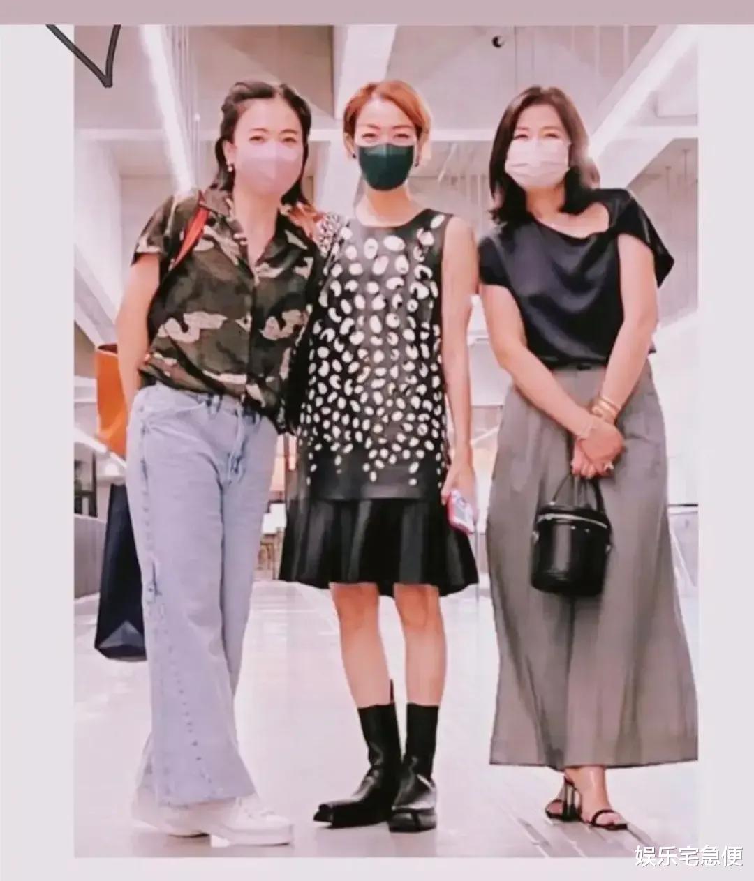 钟楚红|63岁钟楚红真实状态曝光,与亲妹台北约会吃饭,满脸皱纹无惧衰老