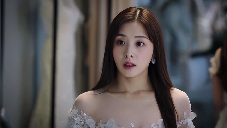 同样是演律师，把23岁李兰迪和34岁张含韵放在一起看，差距就出来了