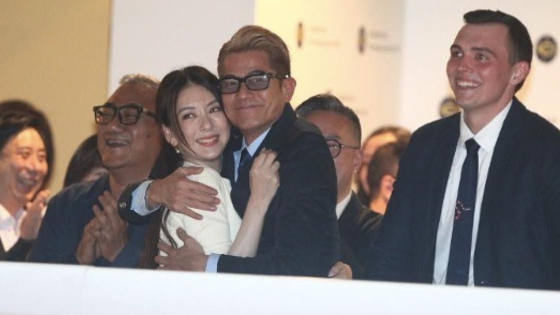 女孩|恭喜！郭富城爱驹赛马跑第一赢198万奖金，紧搂方媛庆祝互动好甜