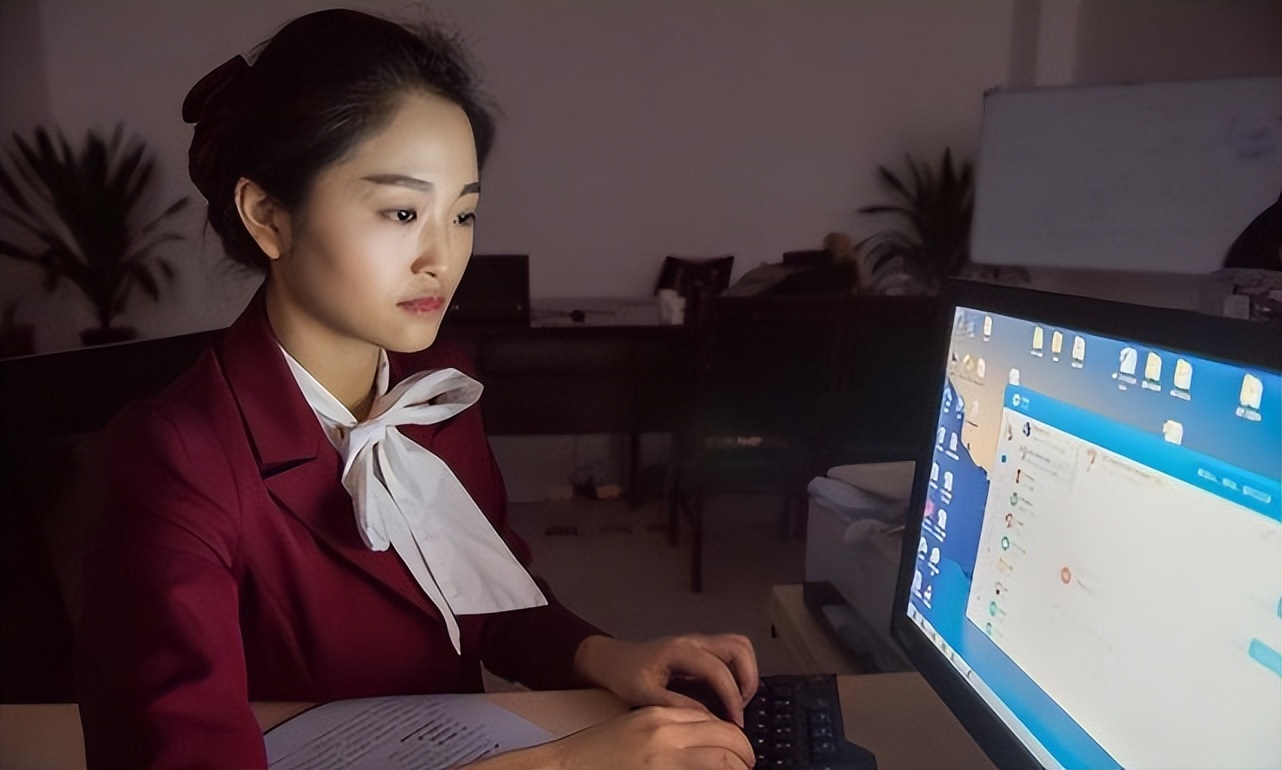 00后女员工“主动”加班，连续加一个月，次月看到工资条彻底懵了