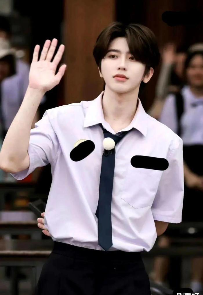 蔡徐坤母亲徐静昔日热舞视频曝光:当儿子朋友面扭动身体不忍直视