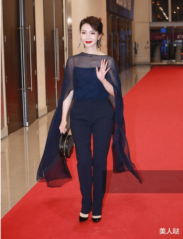 当46岁陈数撞上63岁钟楚红,才知“科技脸”和自然老的差距有多大!