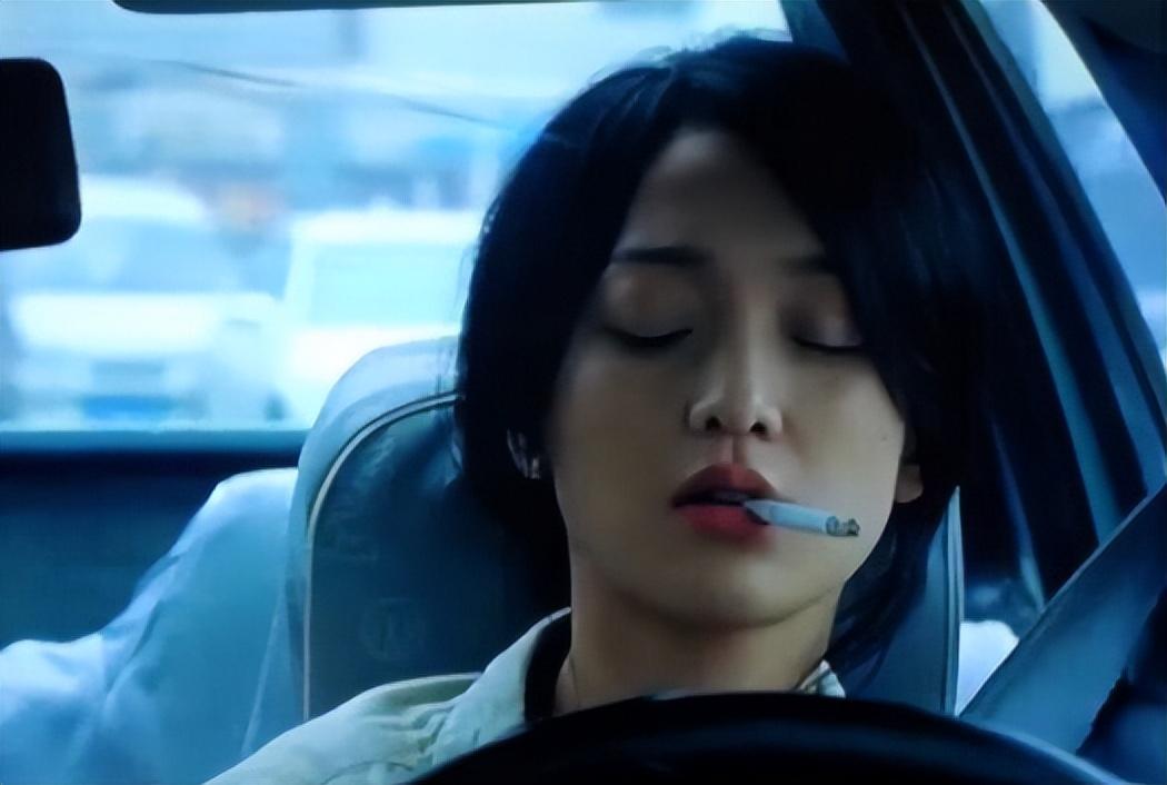 47岁赵薇久违现身,素颜显老发福不少,眼睛水肿凸出变得好奇怪