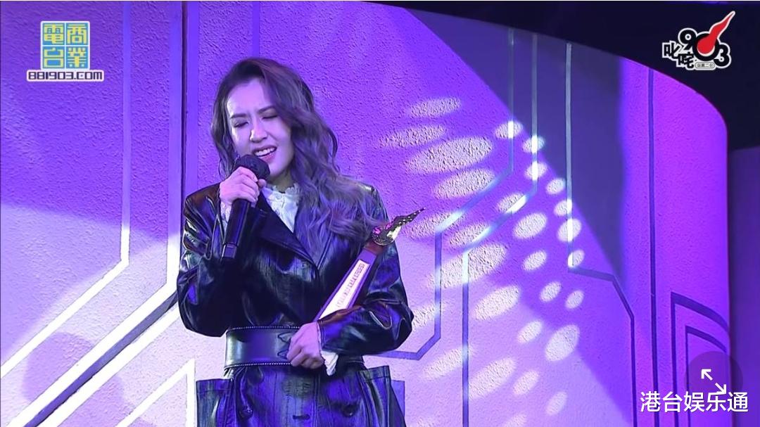 加盟华纳十年被忽略，香港歌手熬完合约即发文：我仍不知名且贫穷