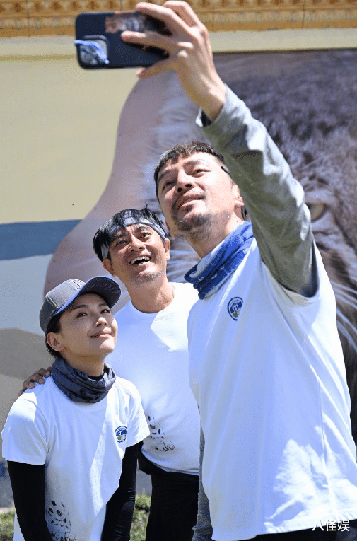 陈龙与刘涛胡歌做公益，皮肤黝黑被晒到蜕皮，胡歌晒出眼镜痕